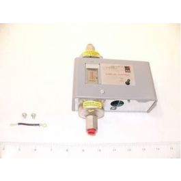 Johnson Controls P28DN-4 Lube Oil Pressure Cutout Control M/R W/Alarm 8-70 PSI 30 Sec